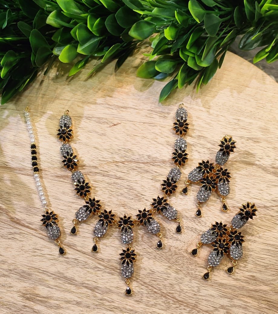 High quality zircon necklace set Secondary image