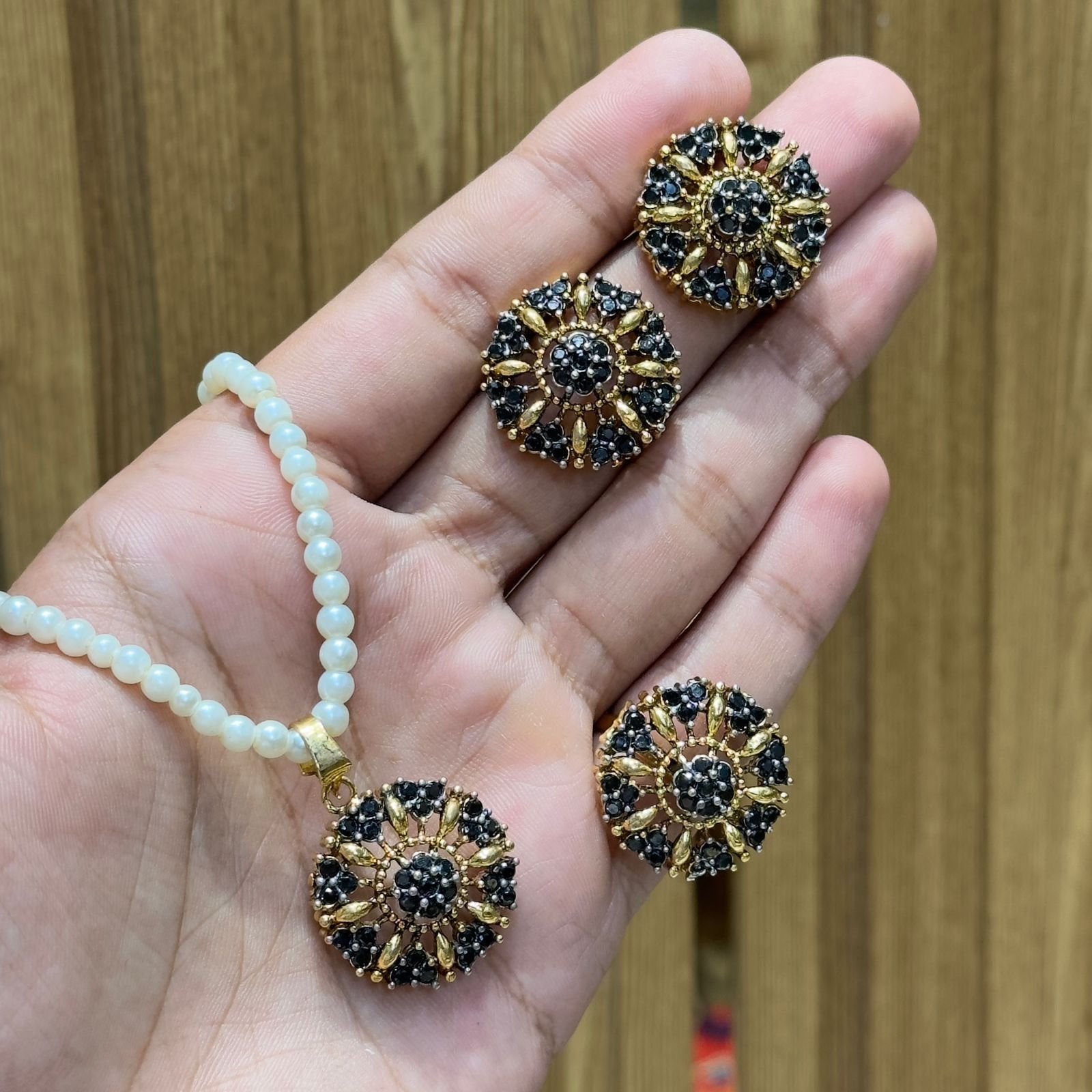 Gold plated locket set Secondary image