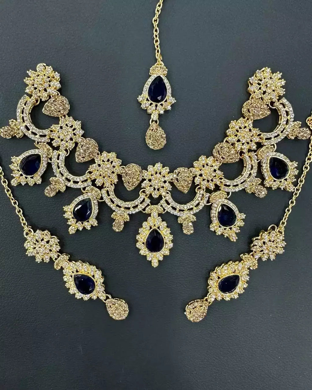 Zircon necklace set with teeka