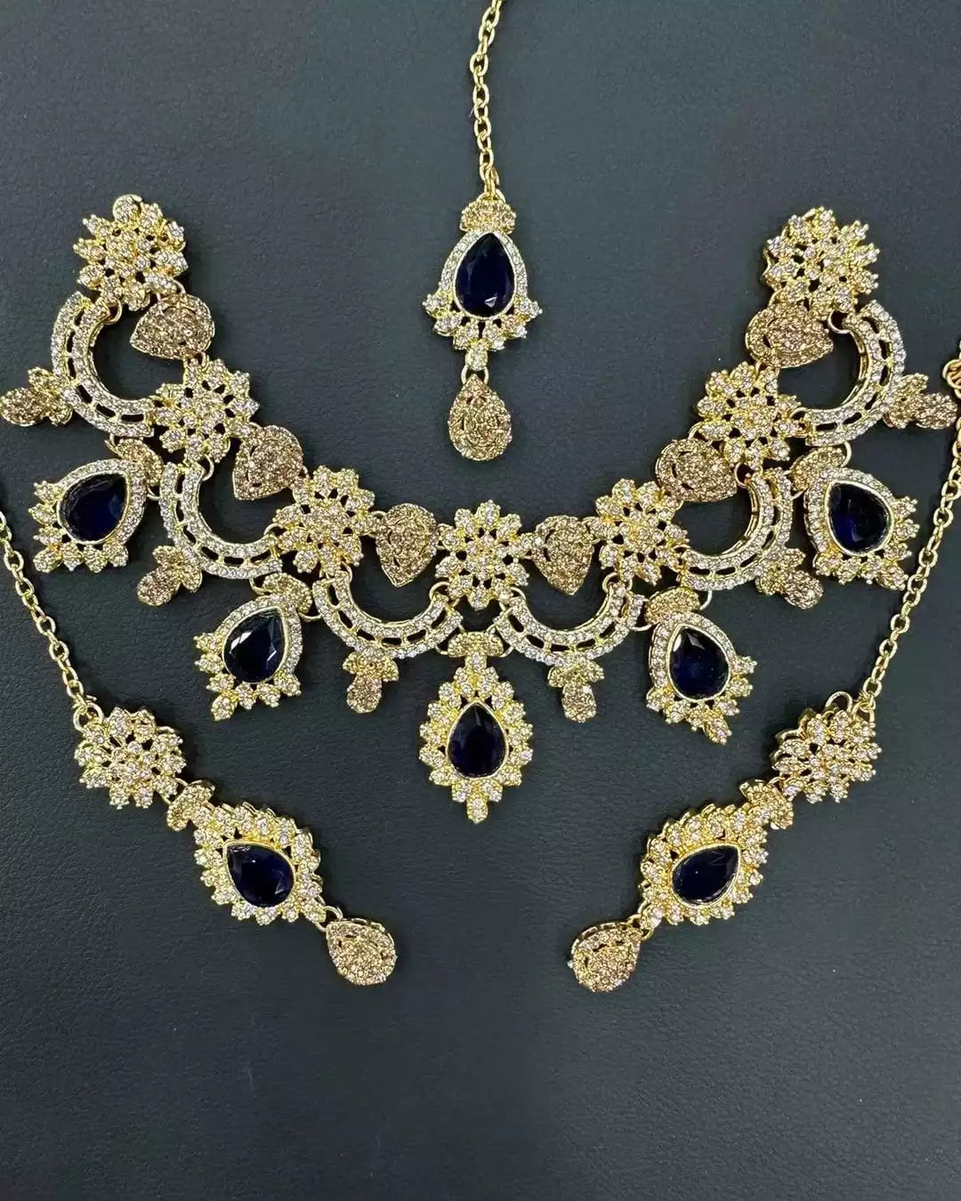 Zircon necklace set with teeka