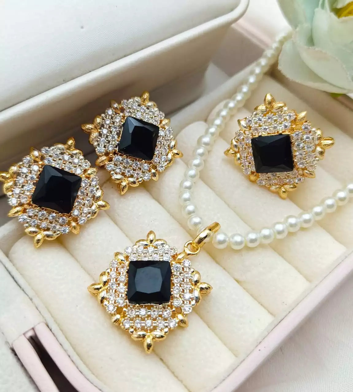 Zirconia pendant set with ring Main image