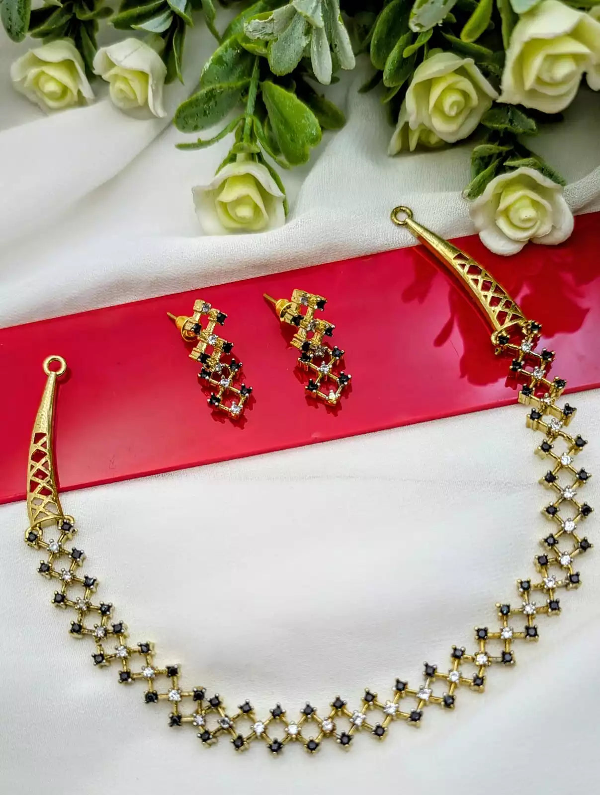 Delicate zircon necklace set Secondary image