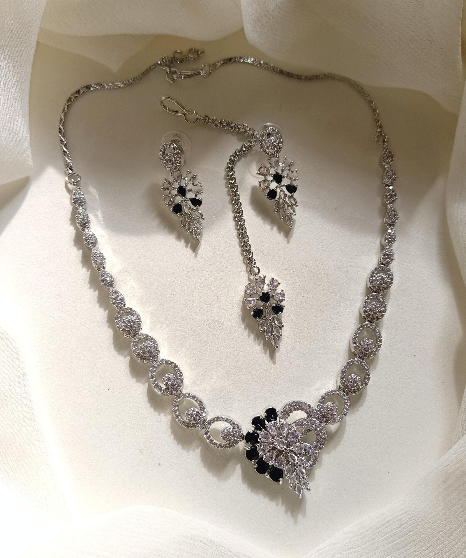 Indian necklace set with teeka Secondary image
