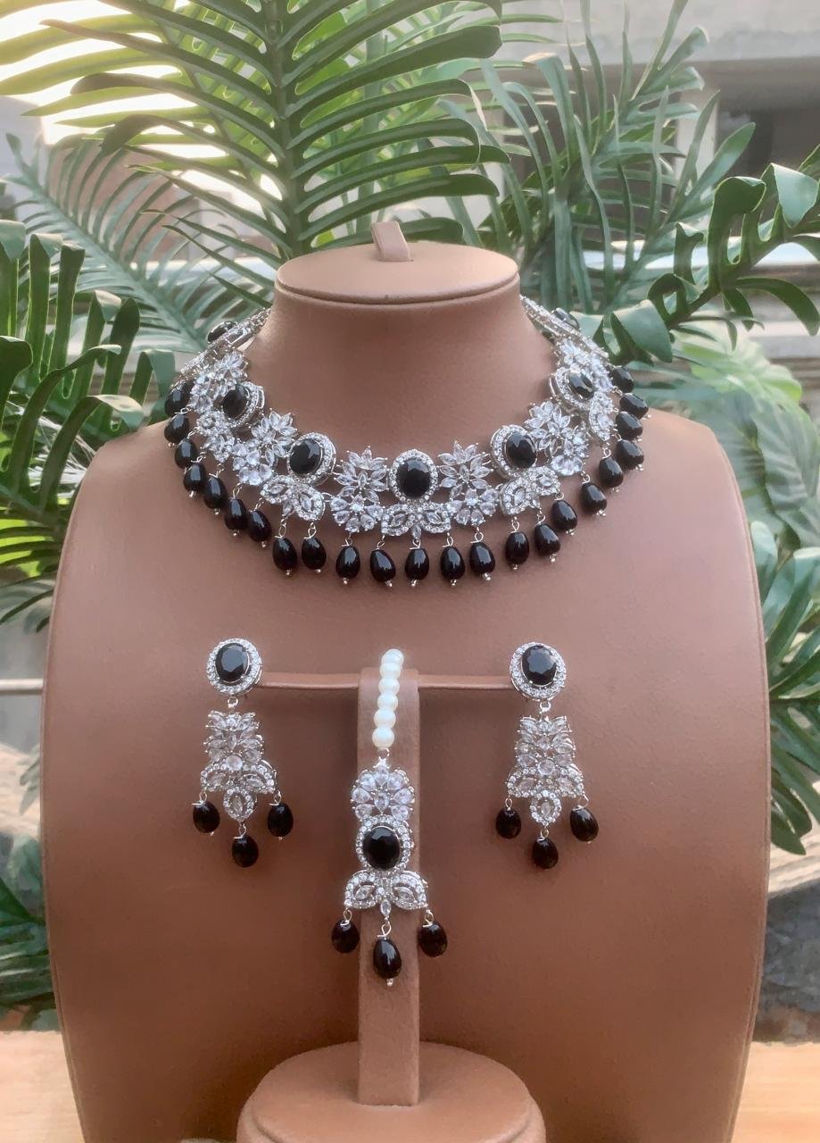 Zircon necklace set with teeka