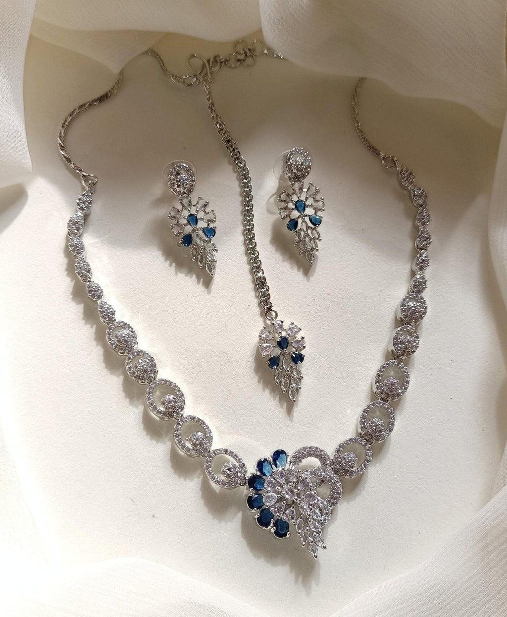 Indian necklace set with teeka
