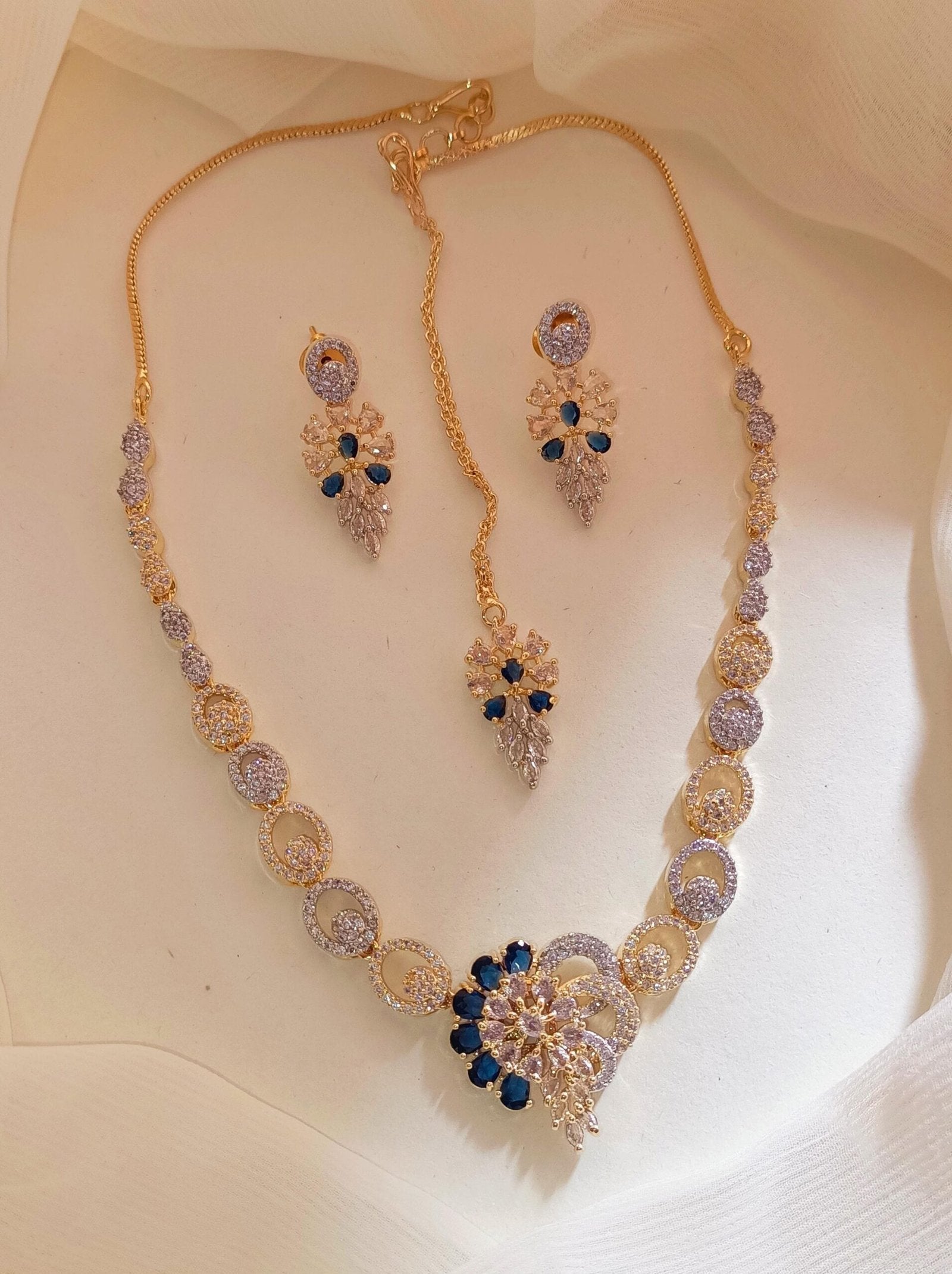 Indian necklace set with teeka
