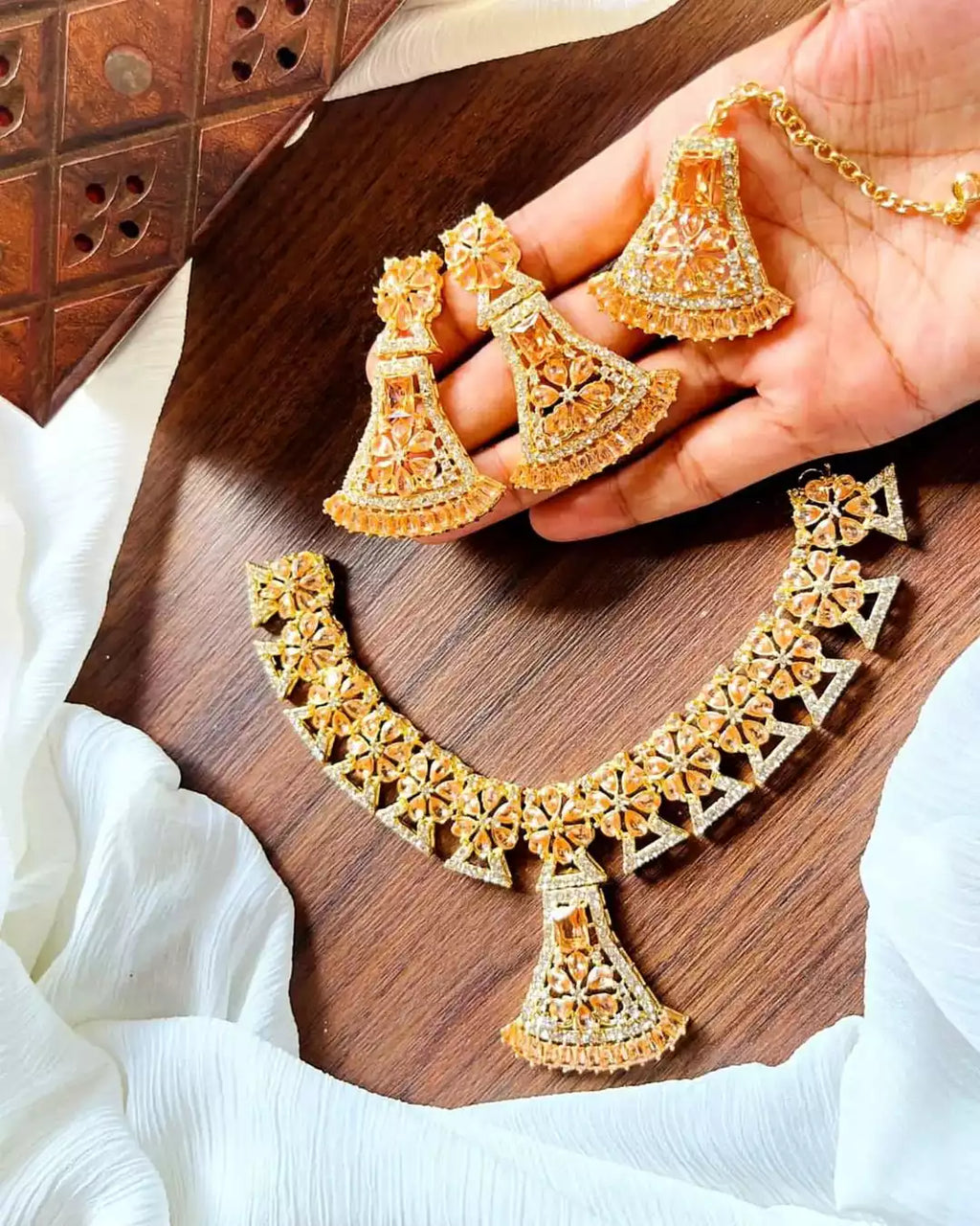Zircon necklace set with teeka