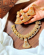 Zircon necklace set with teeka