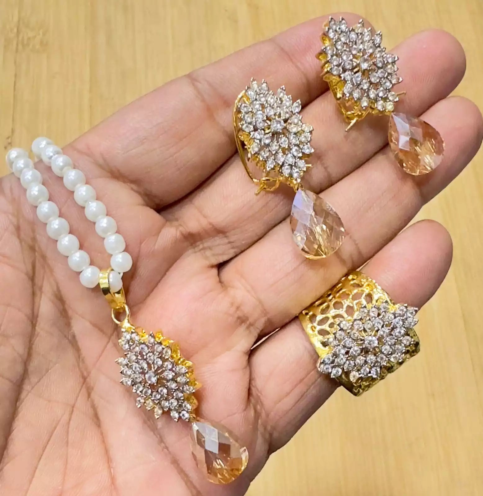 Jarao Zircon locket set Main image