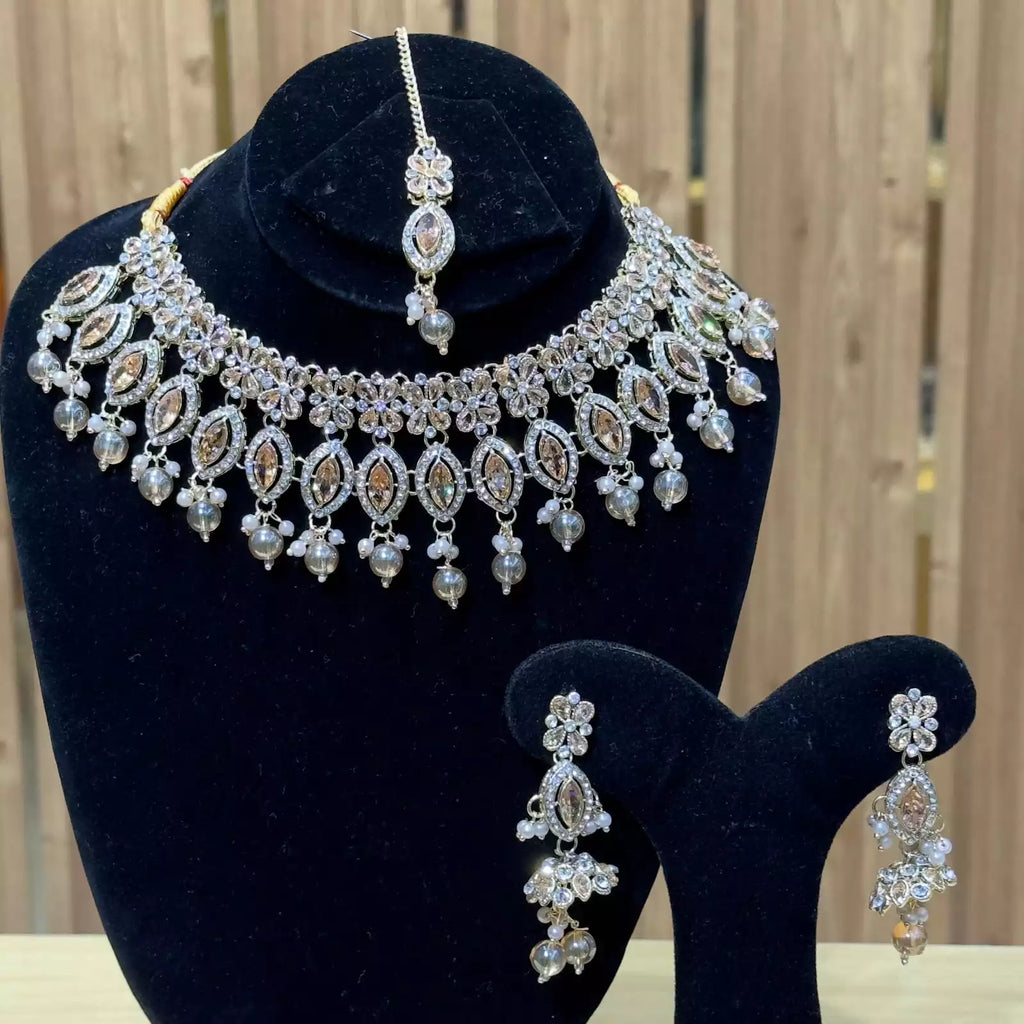 Zircon necklace set with teeka
