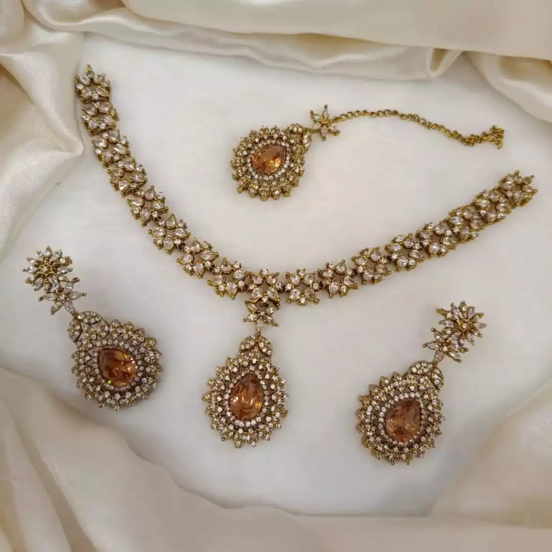 Zircon necklace set with teeka Main image