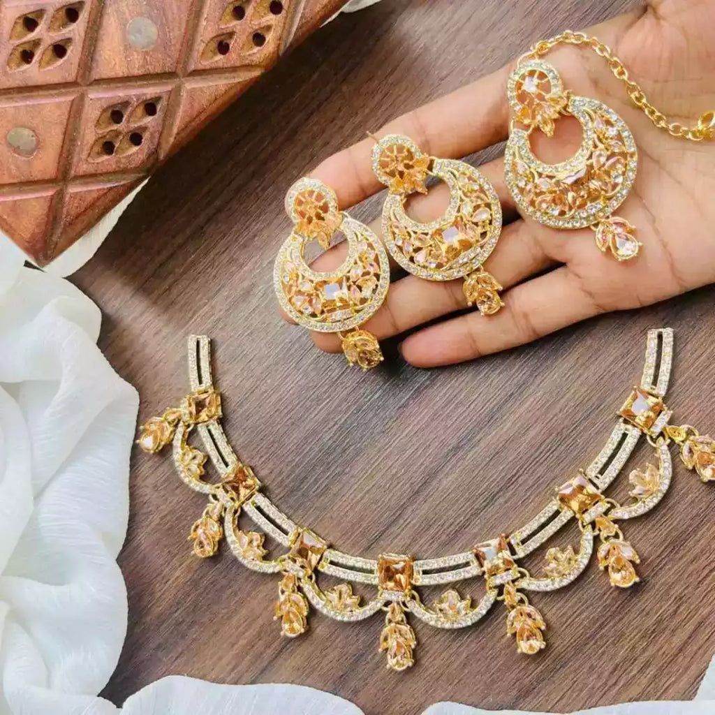 Zircon necklace set with teeka
