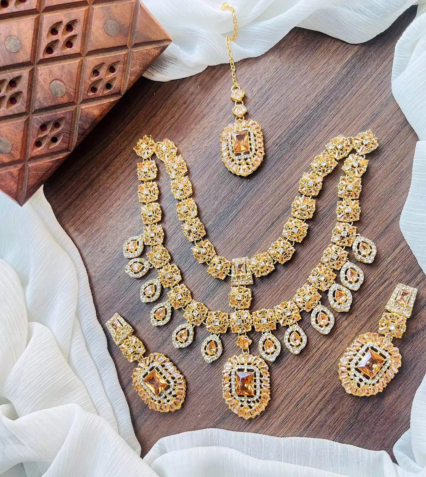 Double line necklace set with teeka Secondary image