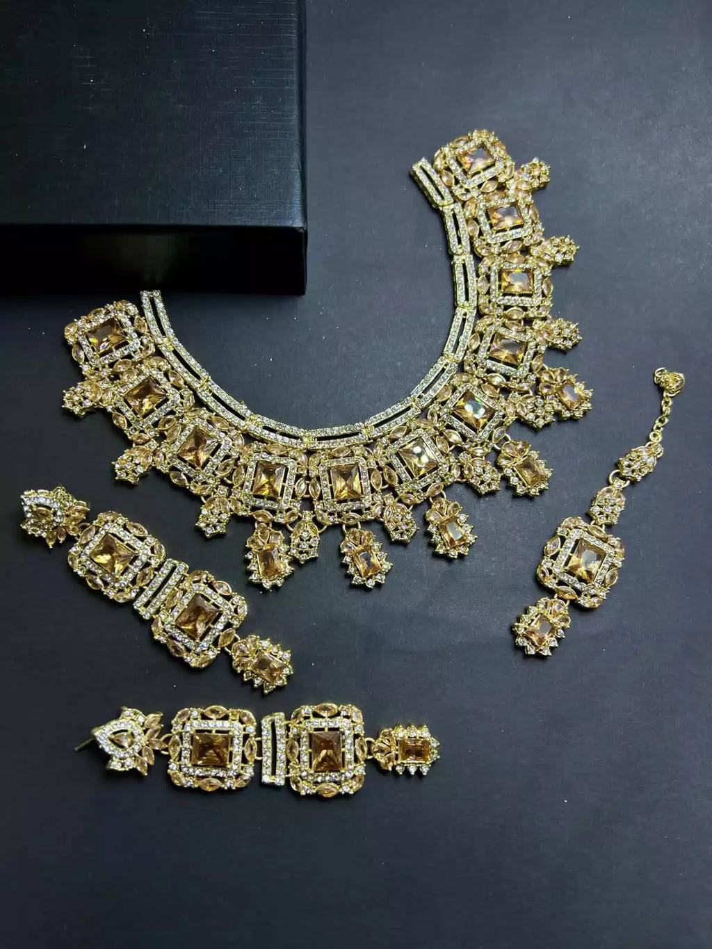 Zircon AD necklace set with teeka
