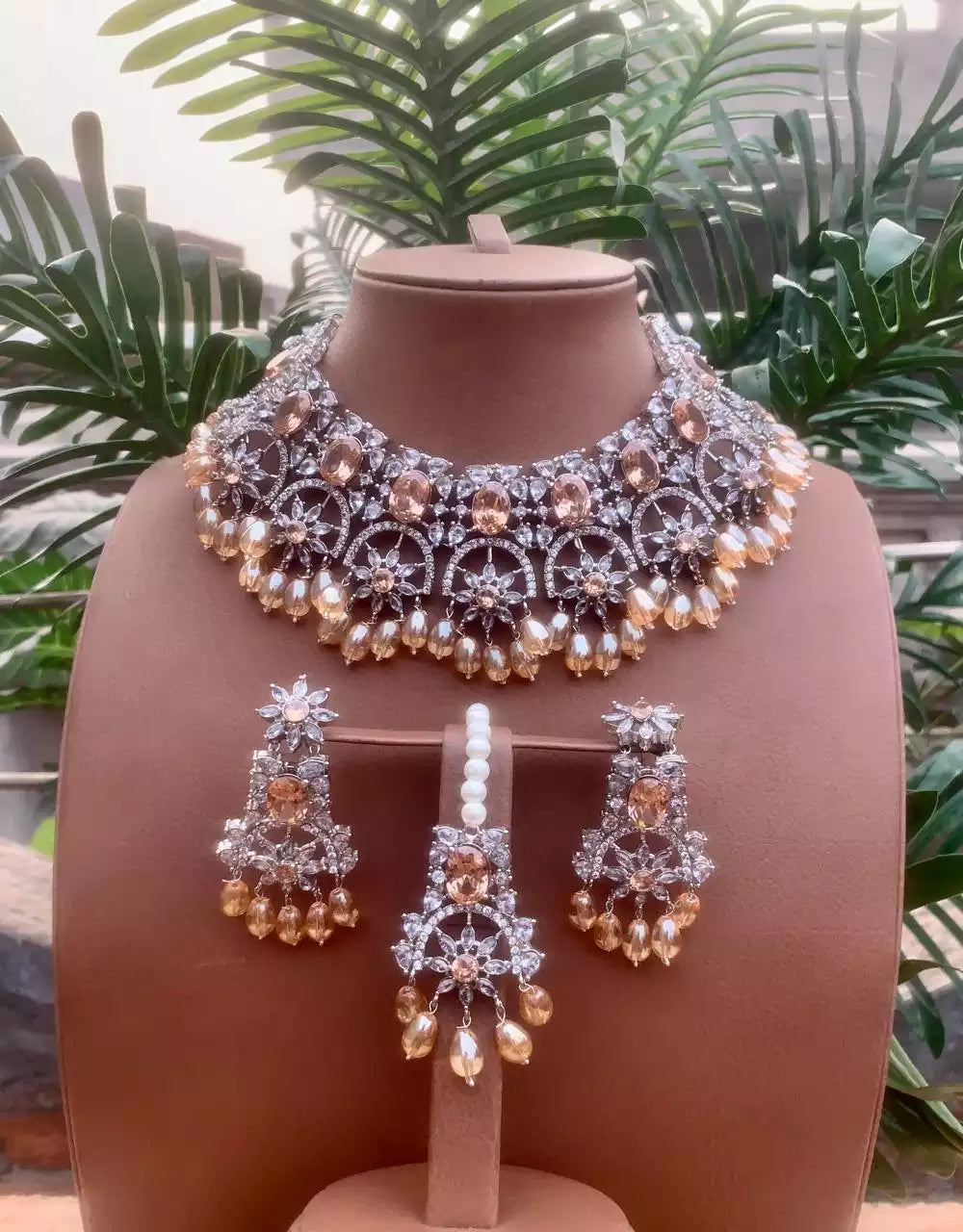 Designer bridal necklace set Secondary image