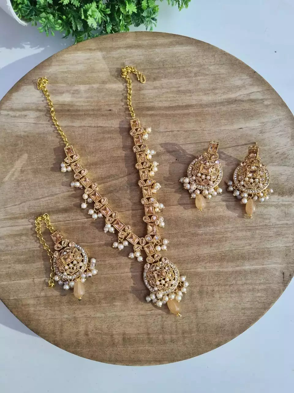 Zircon necklace set with teeka