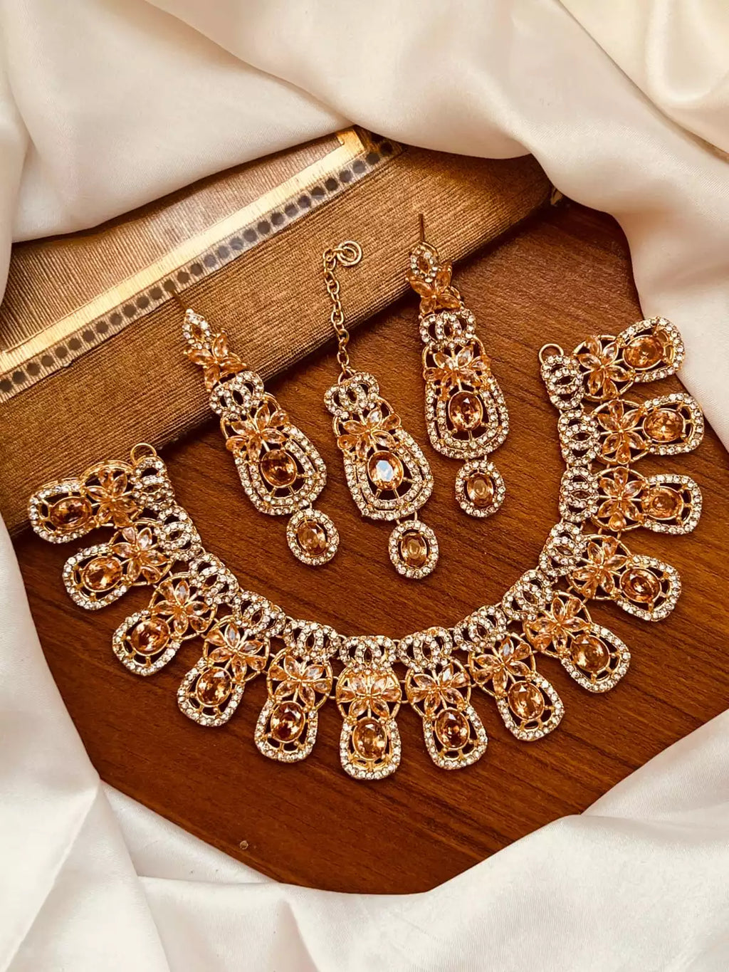 Zircon necklace set with teeka