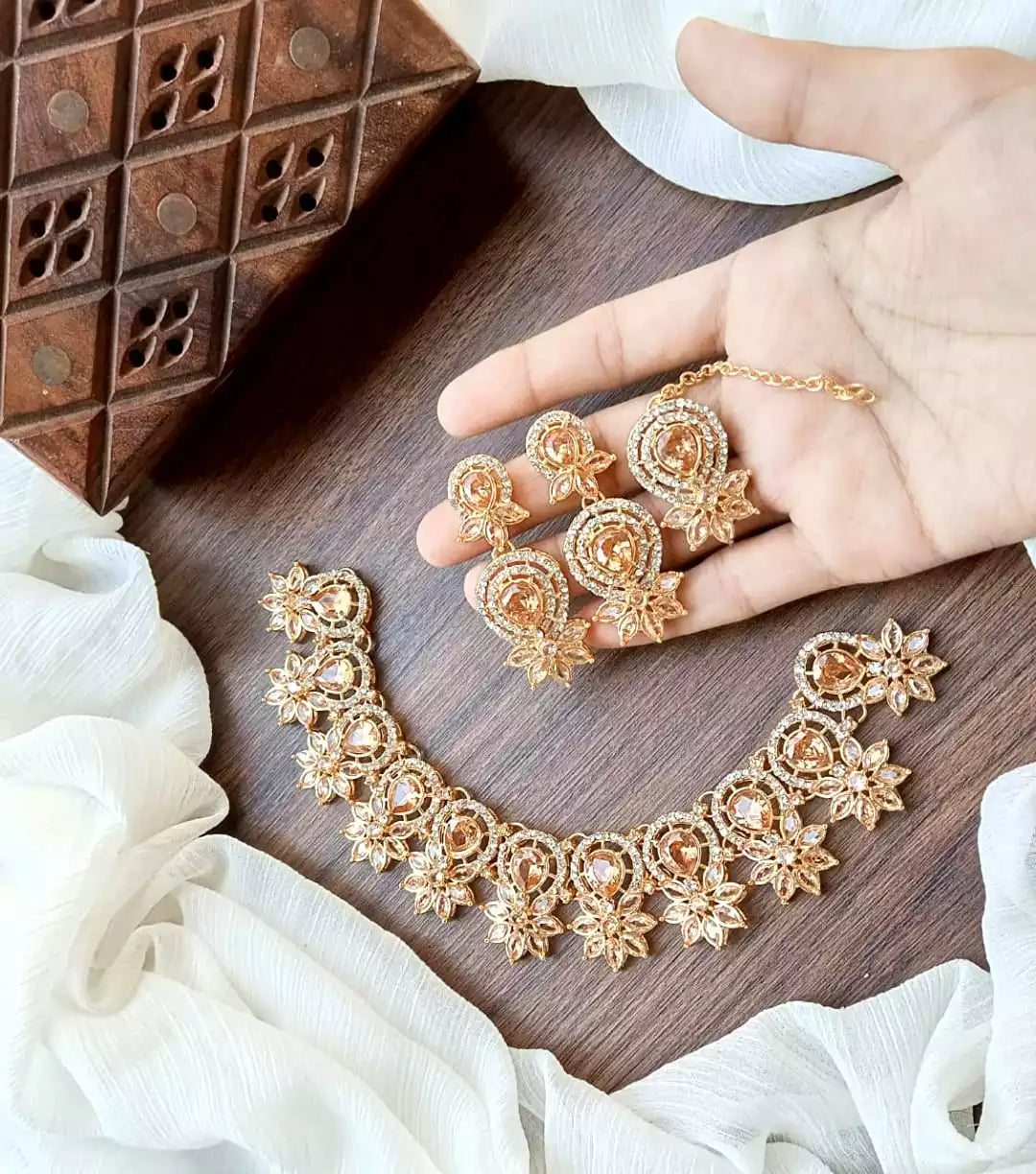 Zircon necklace set with teeka