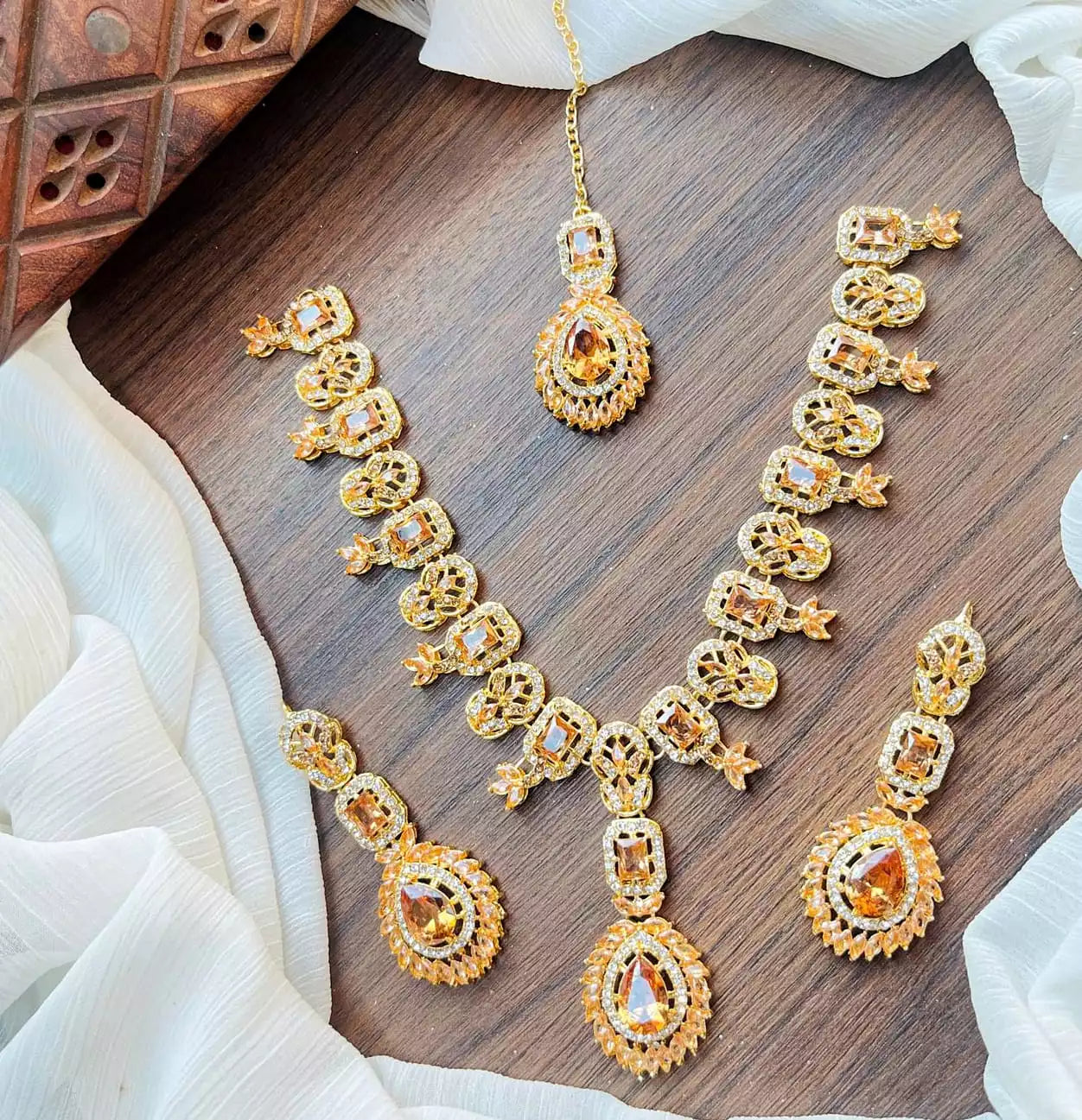 Zircon necklace set with teeka