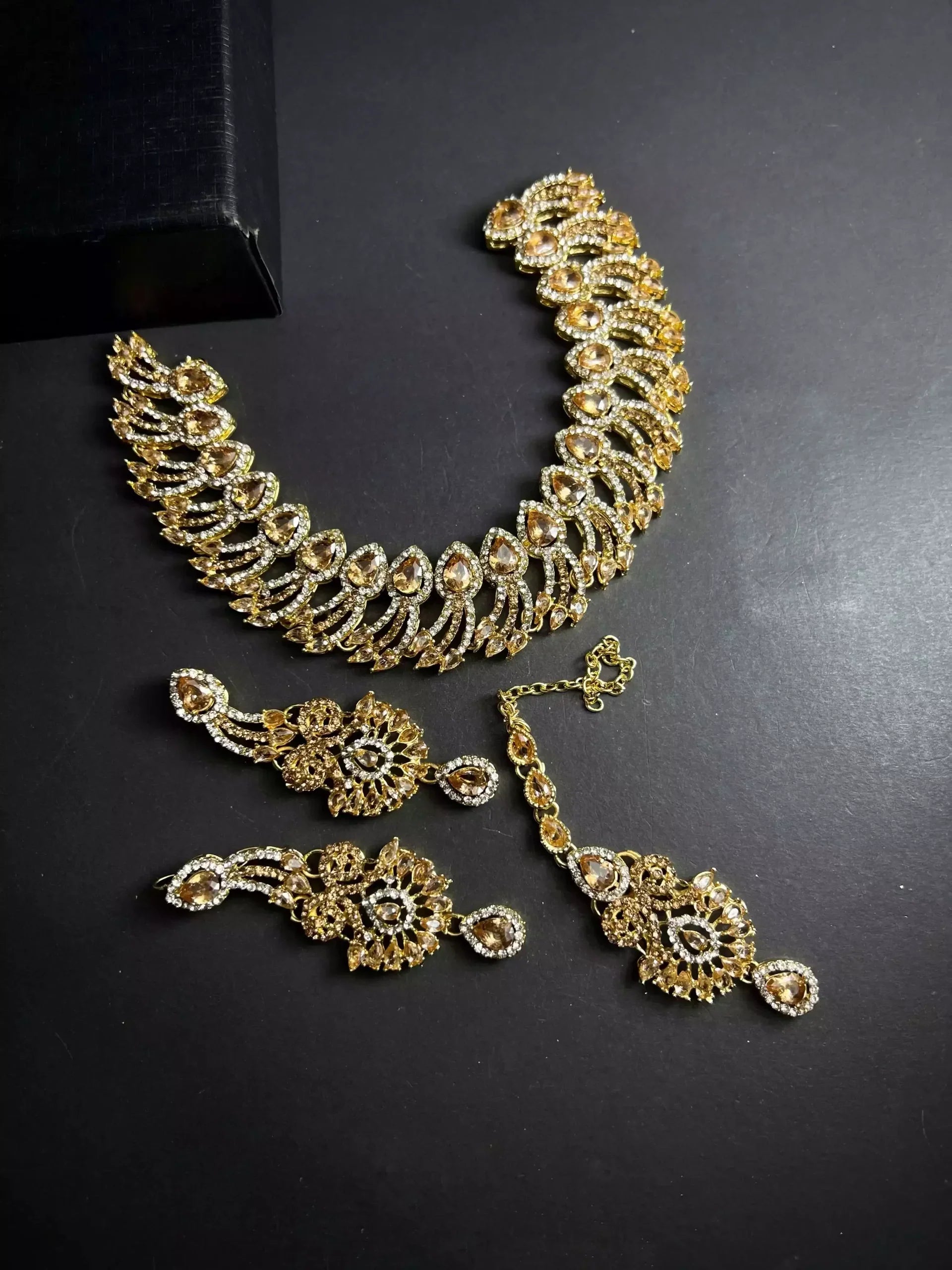 Zircon necklace set with teeka
