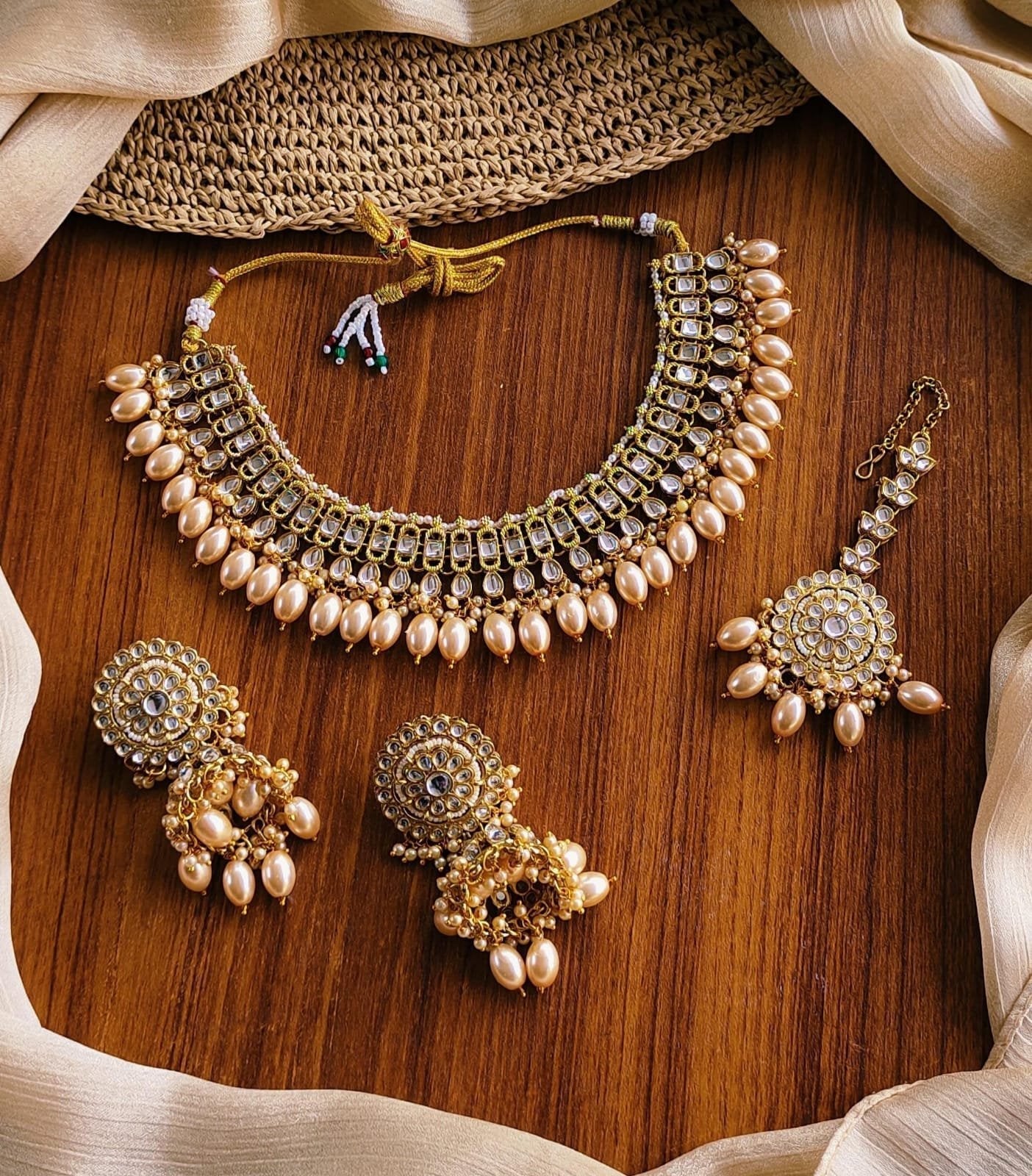 Kundan necklace set with teeka Secondary image