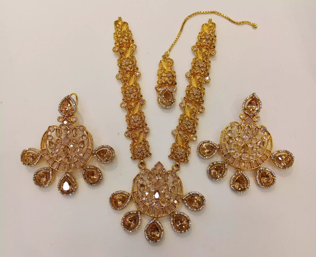 Unique style set with teeka