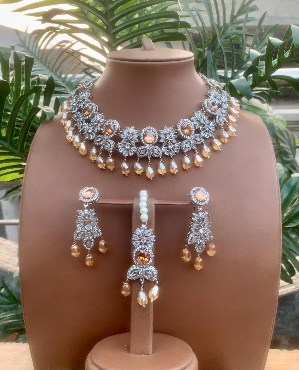 Zircon necklace set with teeka