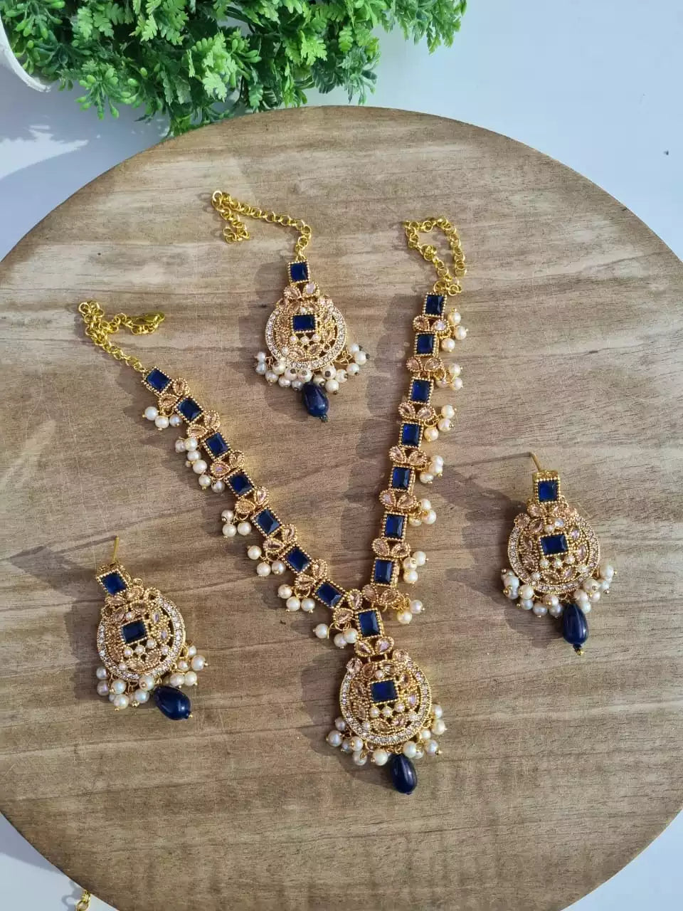 Zircon necklace set with teeka