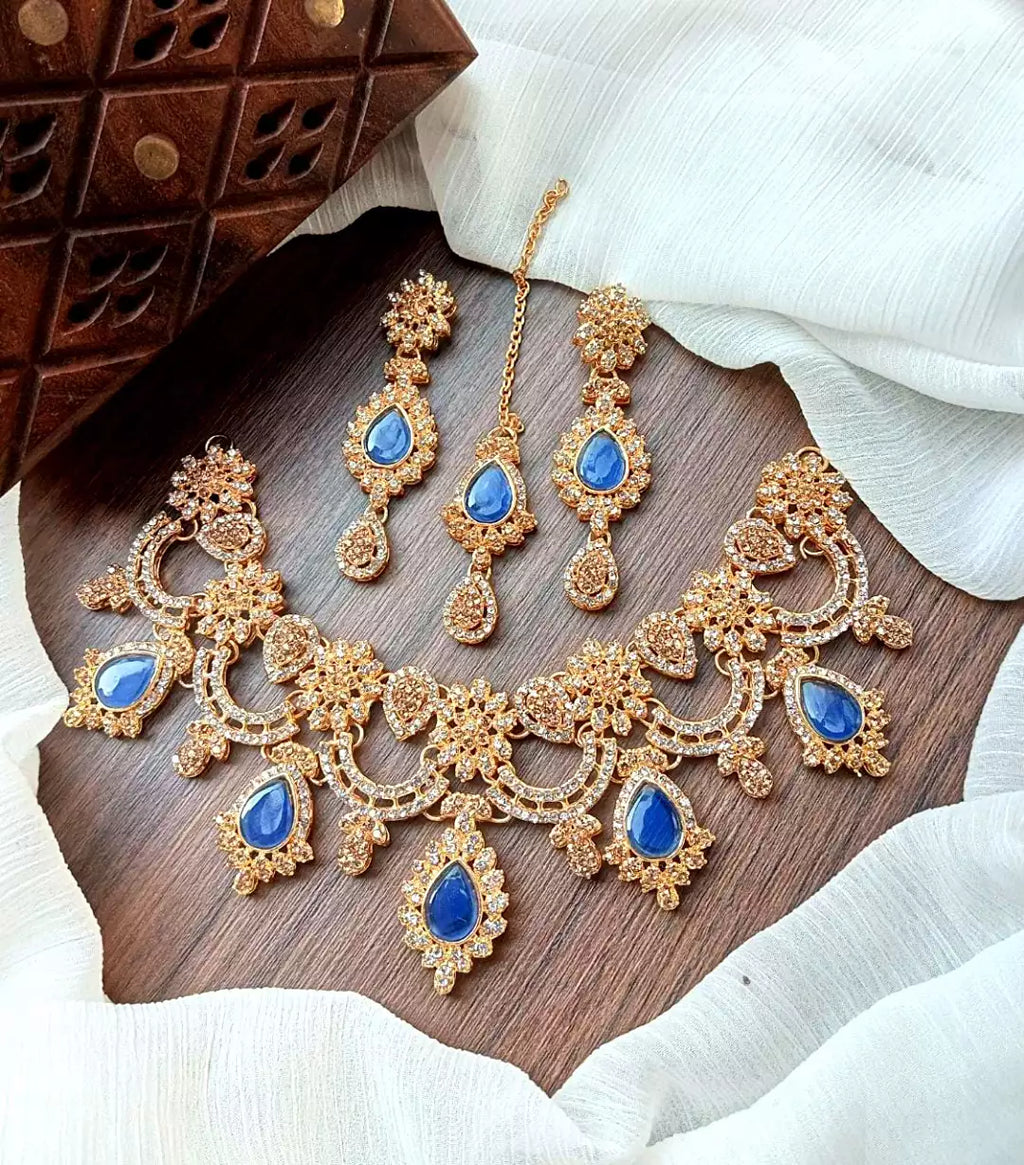 Zircon necklace with teeka