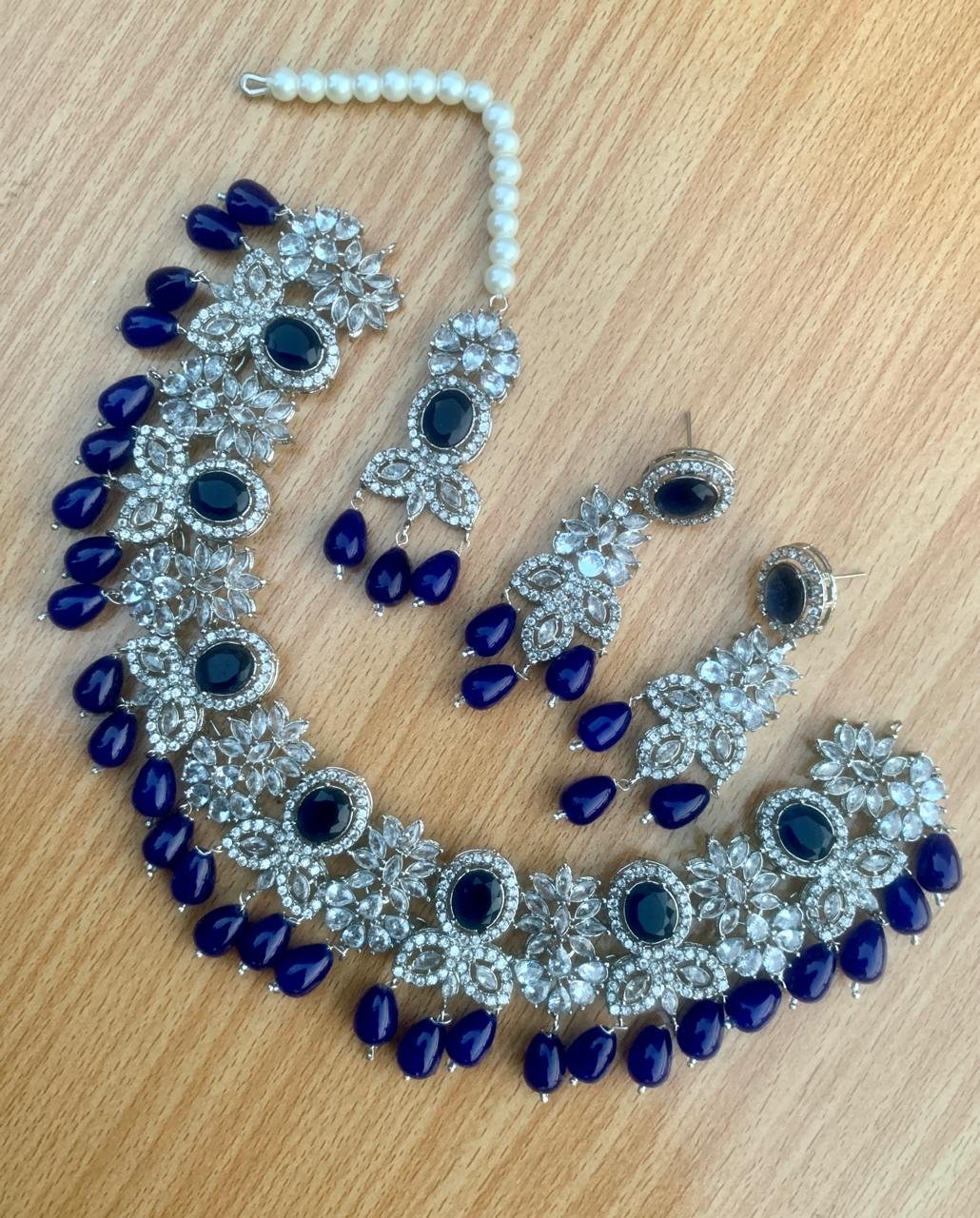 Zircon necklace set with teeka