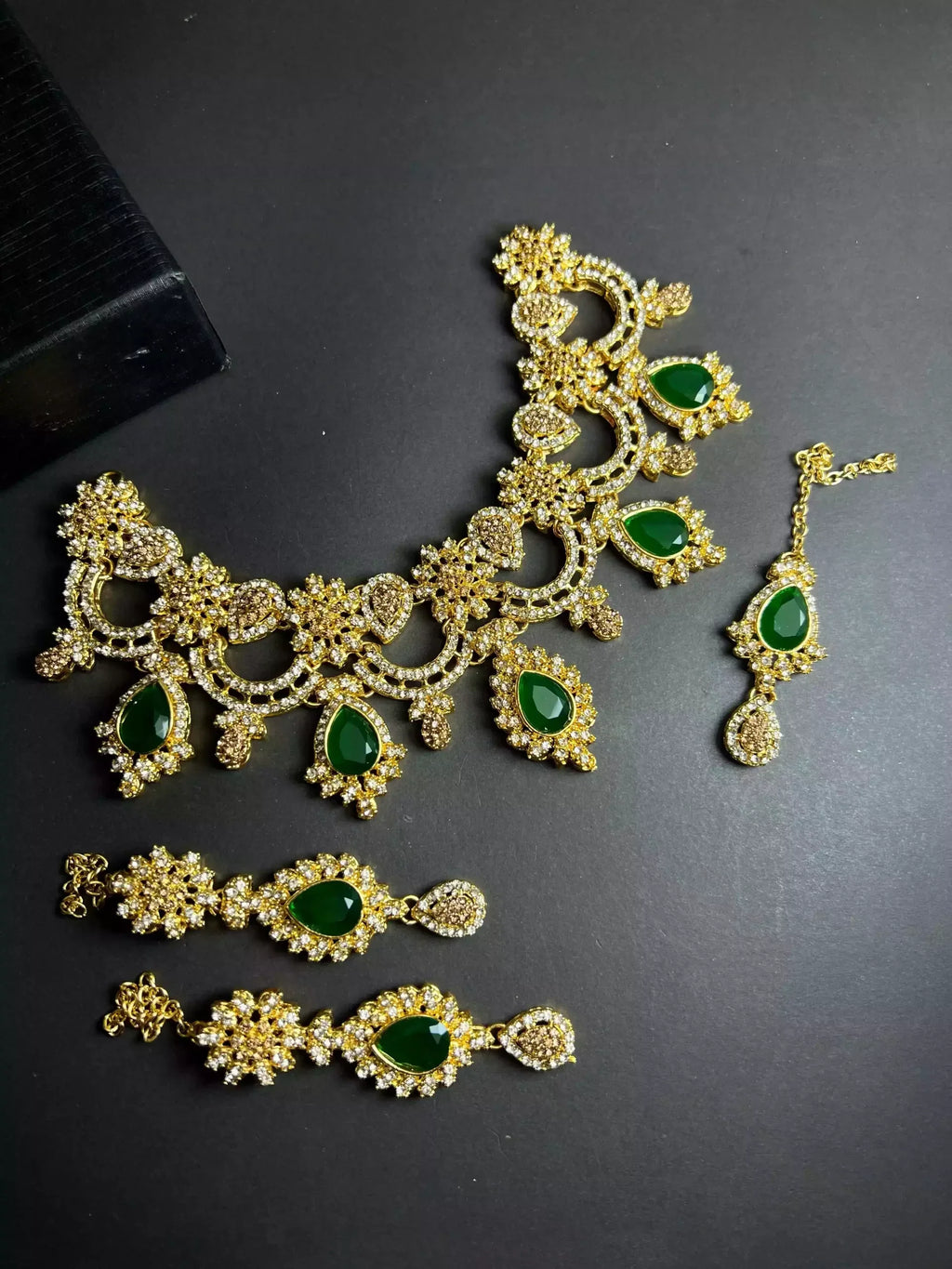 Zircon necklace set with teeka