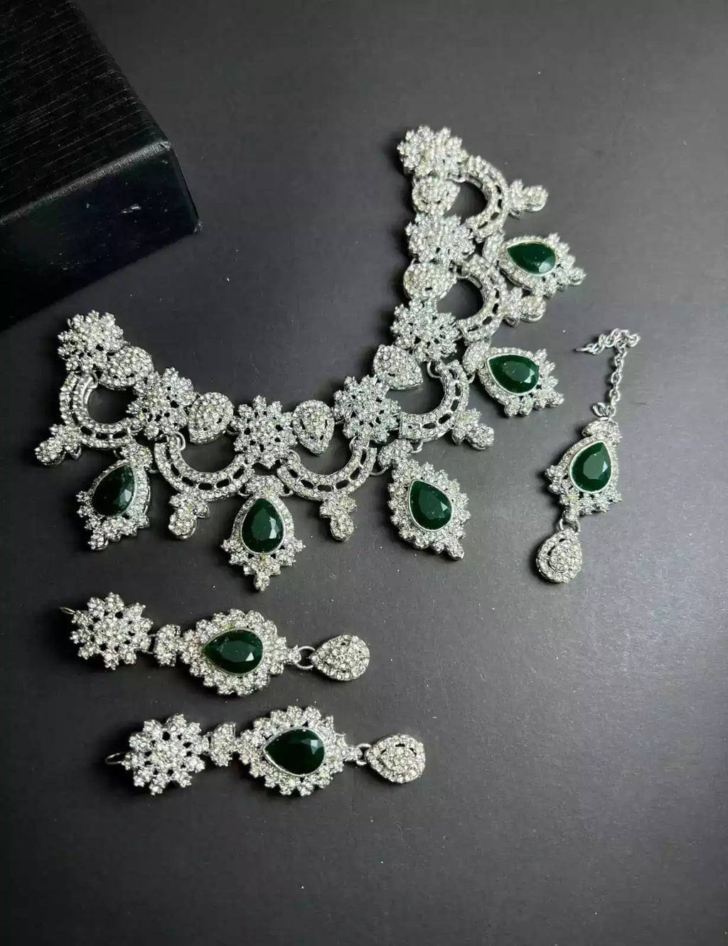 Zircon necklace set with teeka