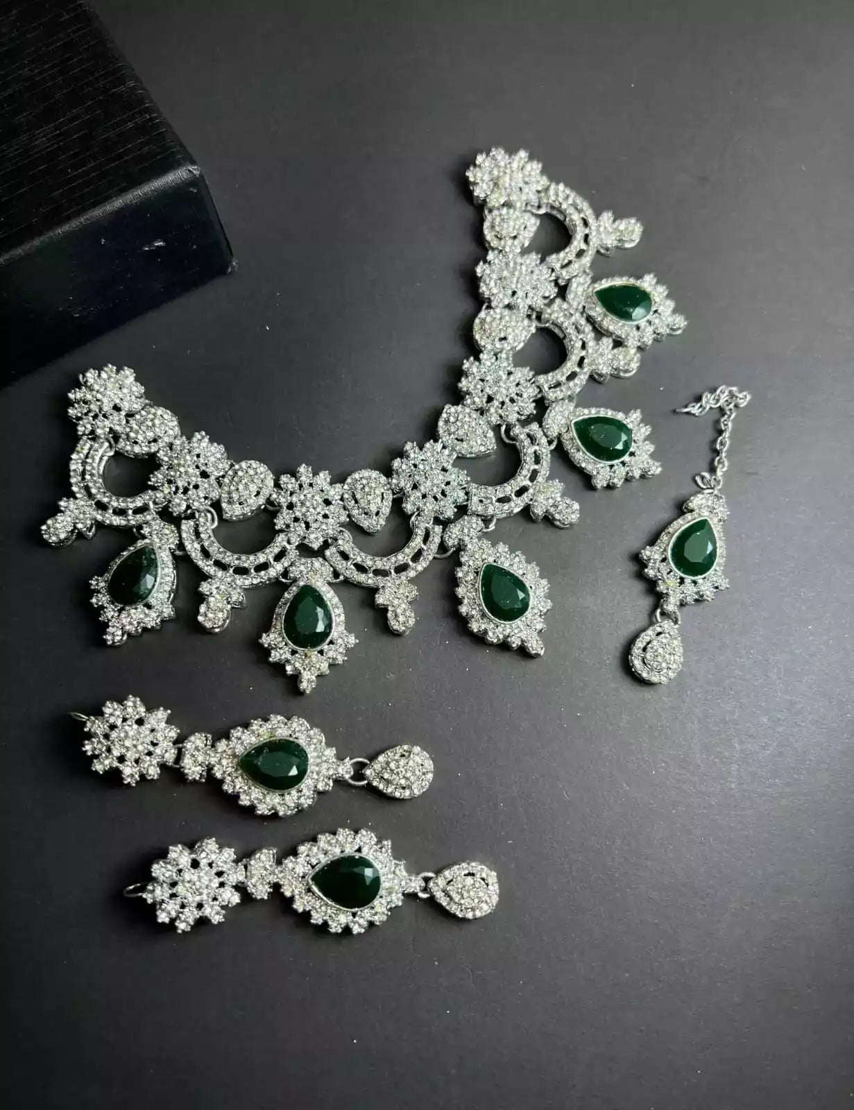 Zircon necklace set with teeka