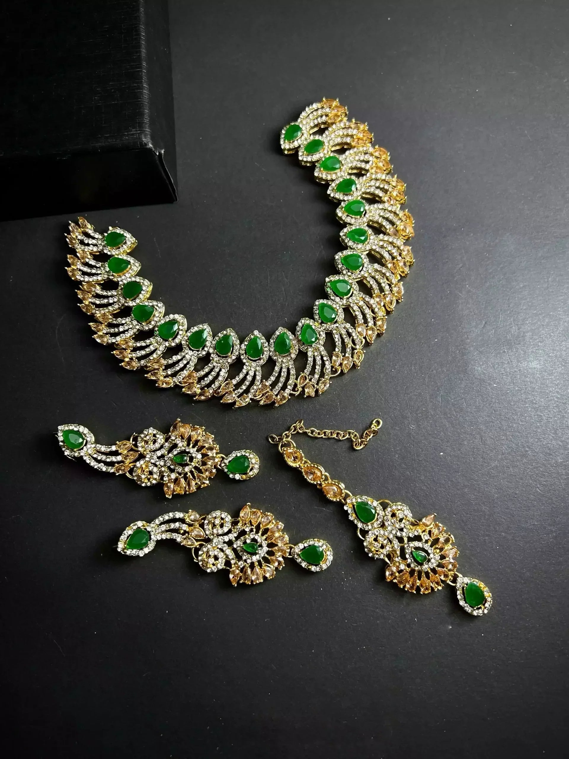 Zircon necklace set with teeka