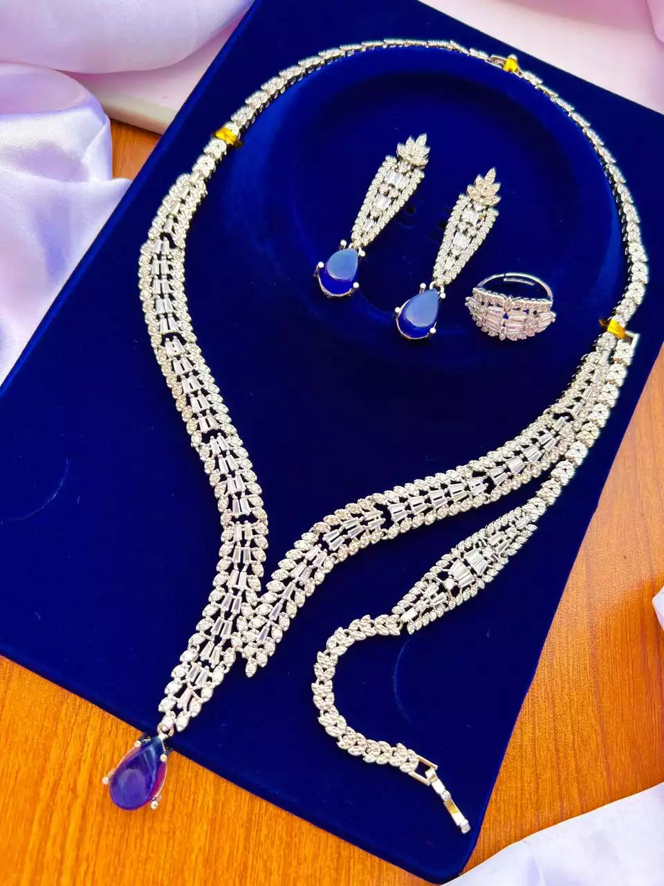 Zircon necklace set with bracelet