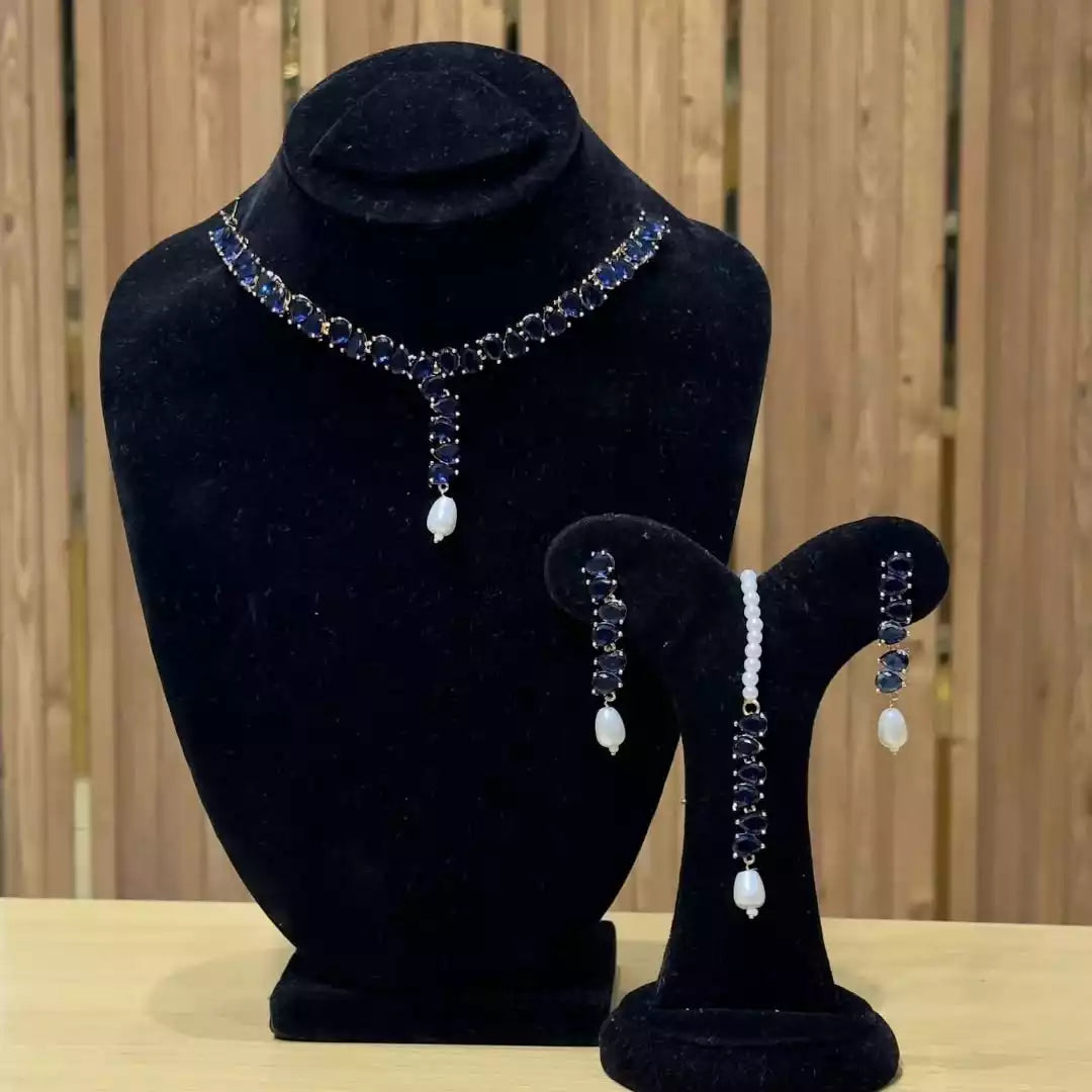 Delicate necklace set with teeka