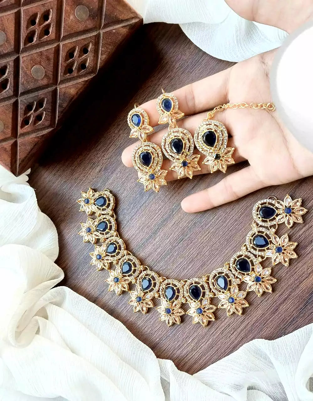 Zircon necklace set with teeka