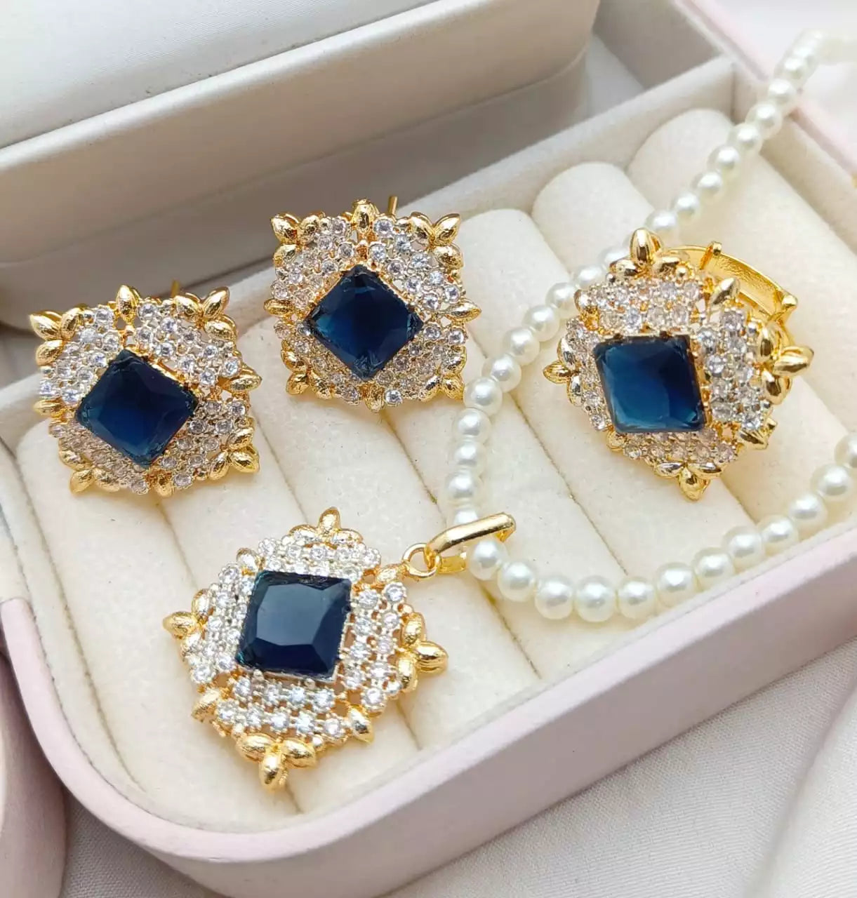 Zirconia pendant set with ring