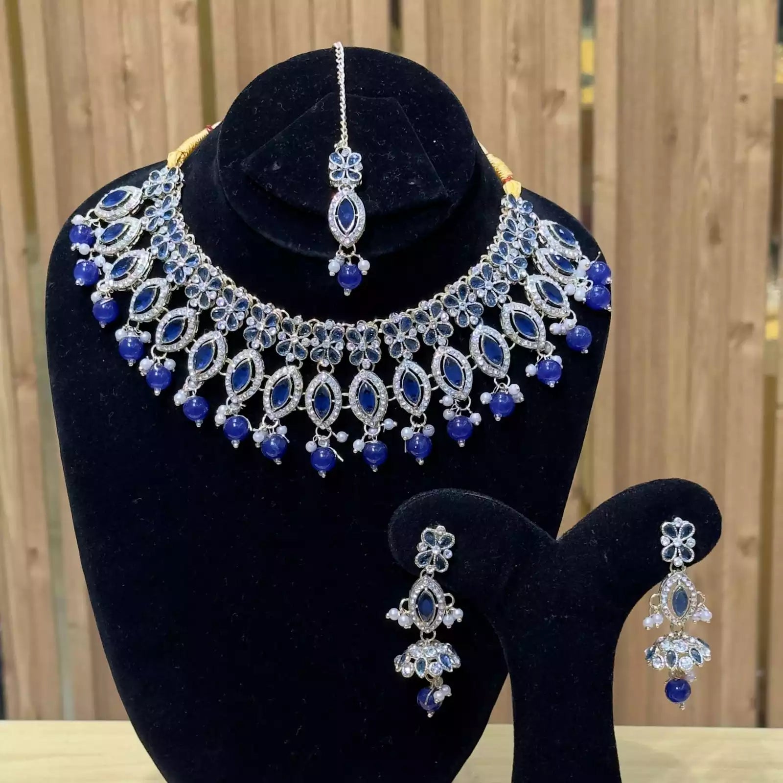 Zircon necklace set with teeka
