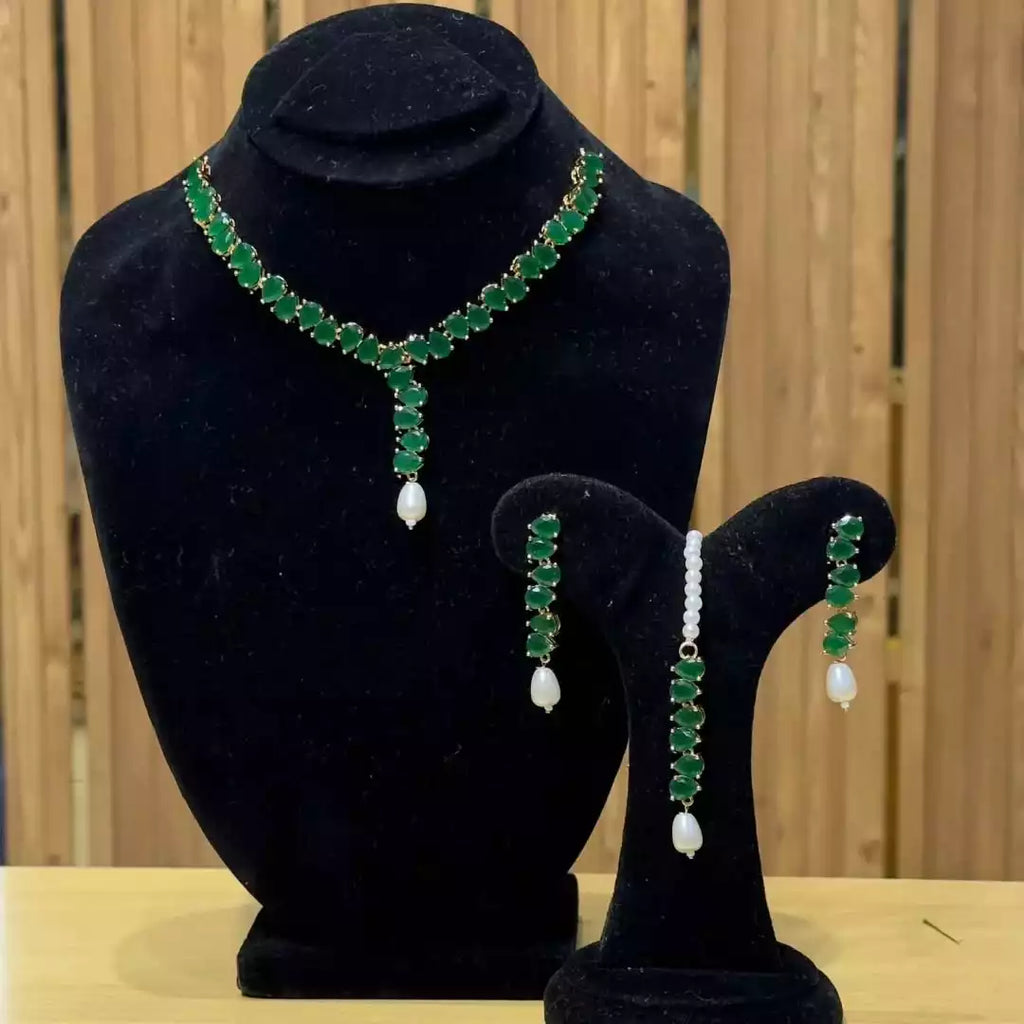 Delicate necklace set with teeka