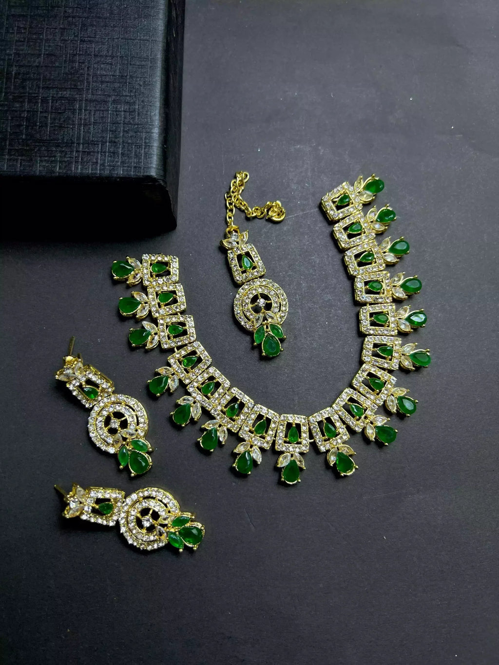 Zircon necklace set with teeka