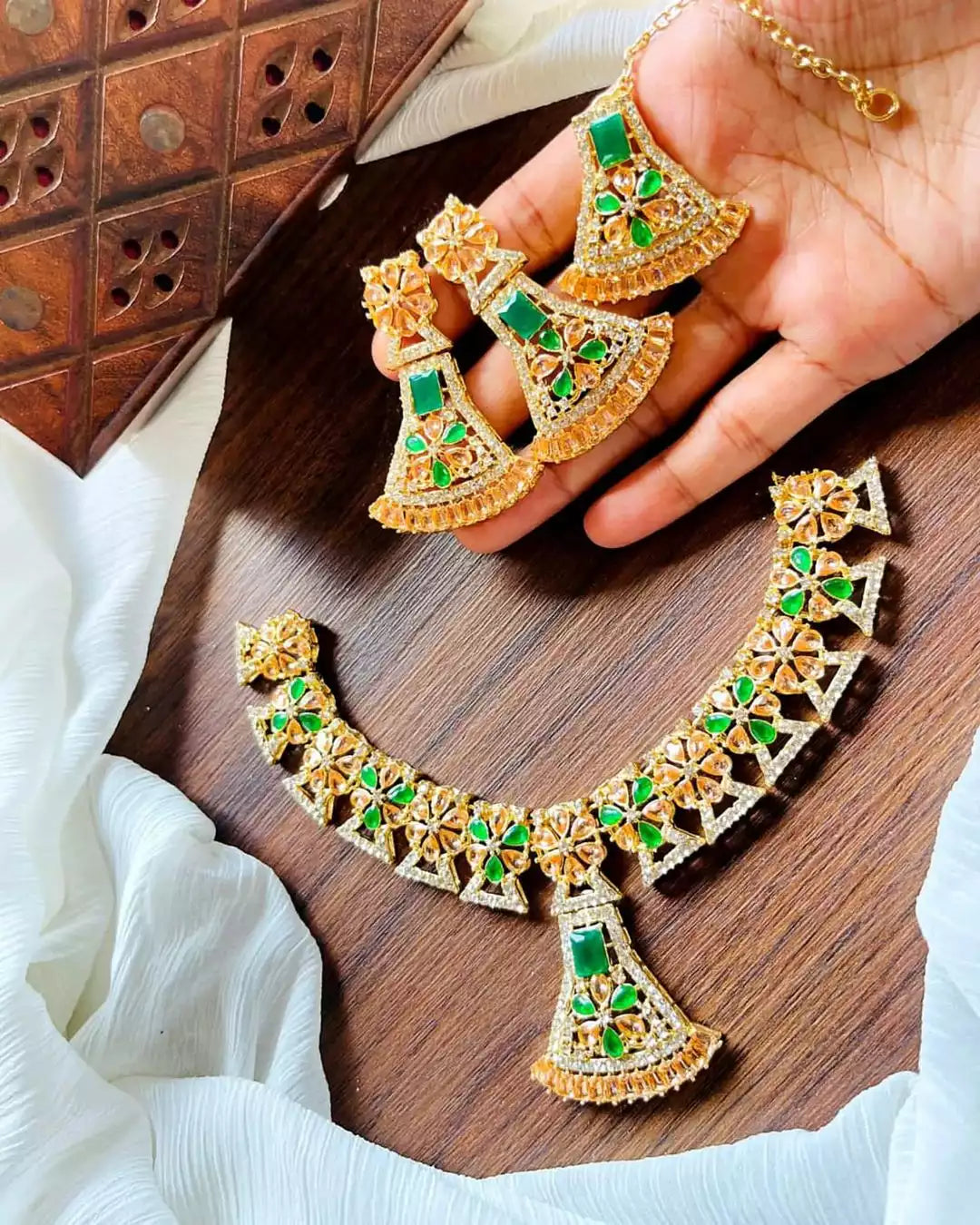 Zircon necklace set with teeka