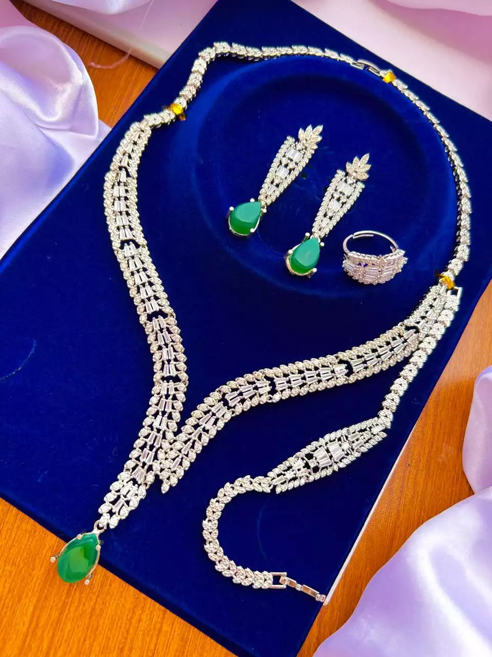 Zircon necklace set with bracelet
