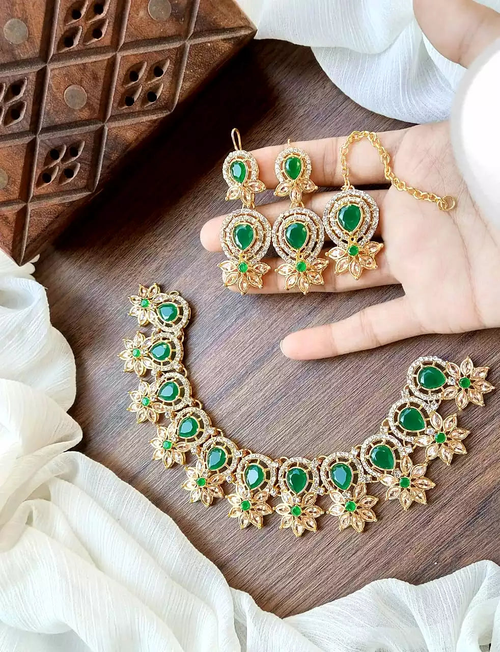 Zircon necklace set with teeka