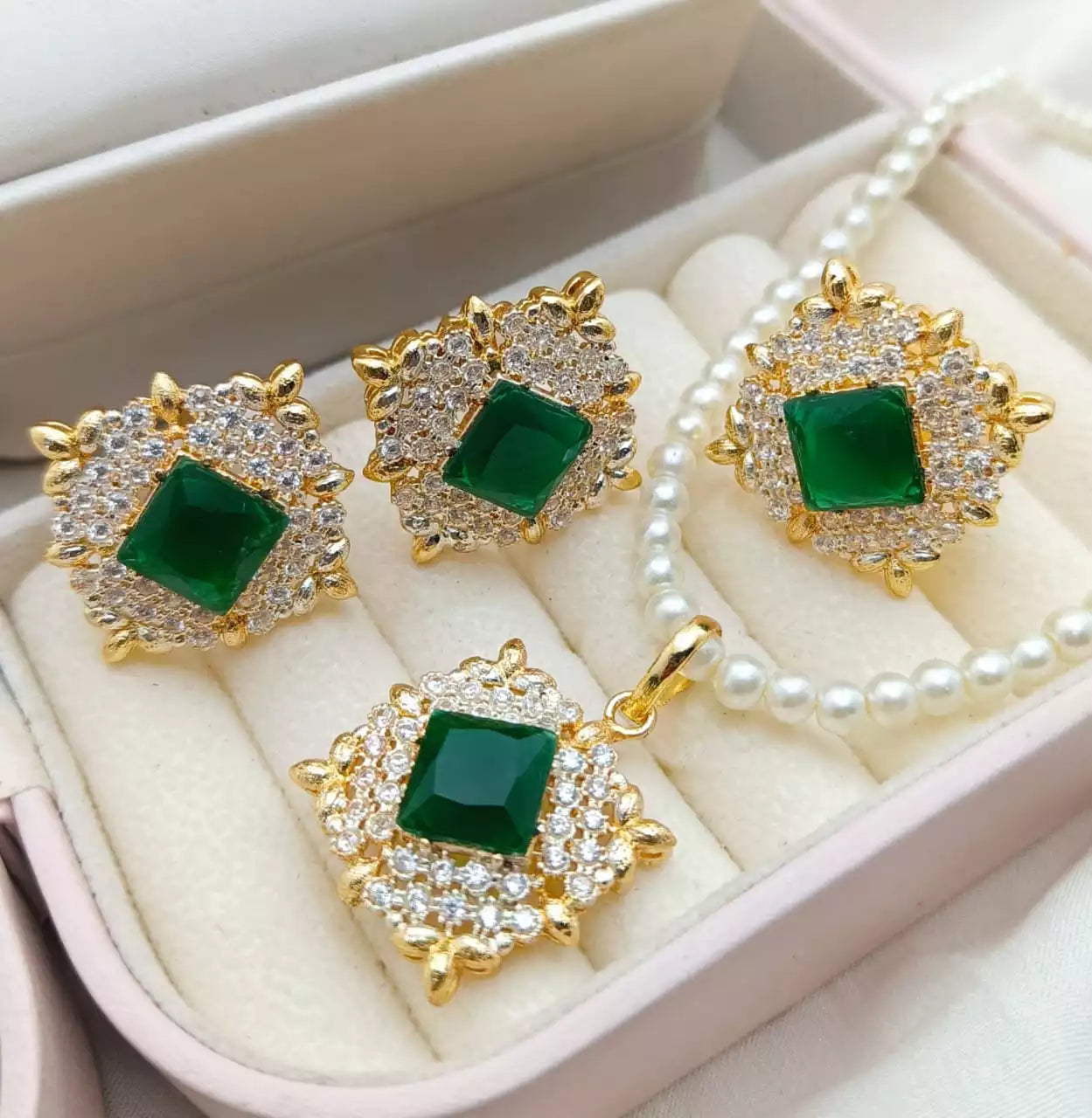 Zirconia pendant set with ring