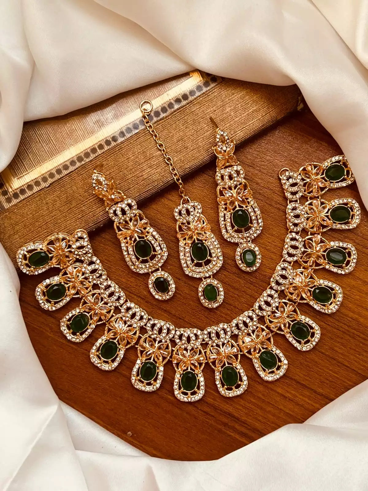 Zircon necklace set with teeka