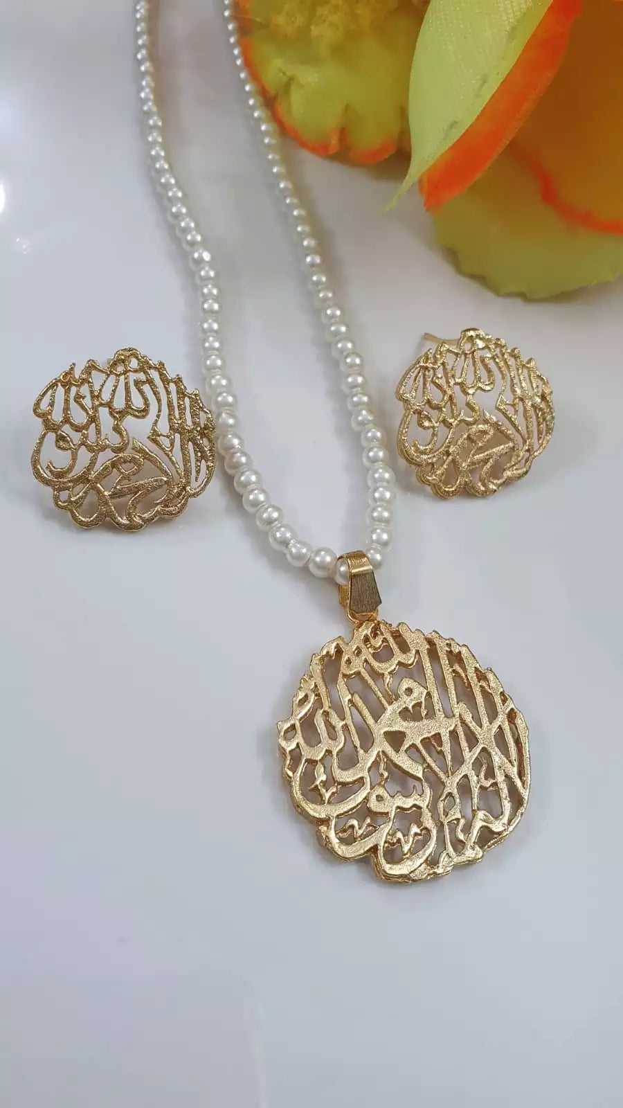 Calligraphic pendant set Main image