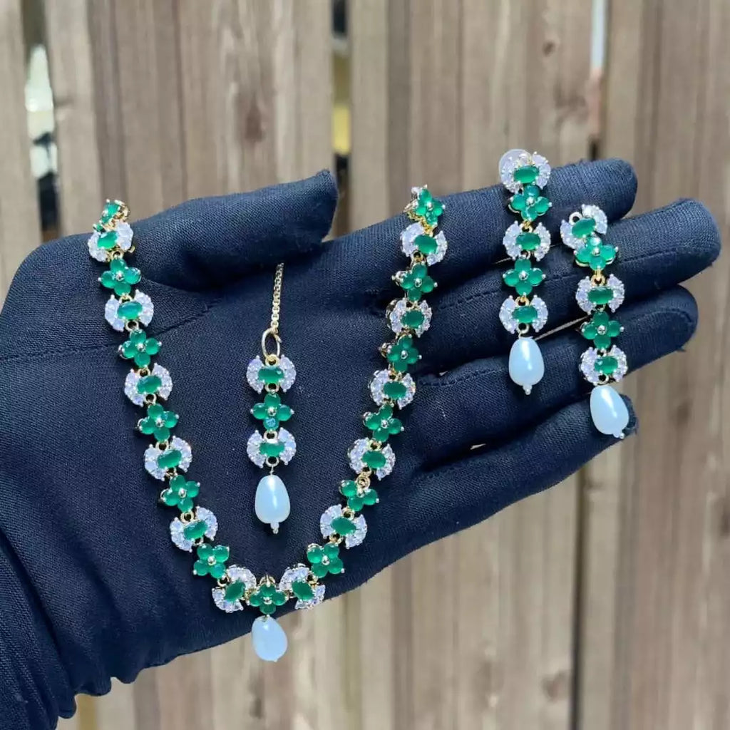 Zircon necklace set with teeka
