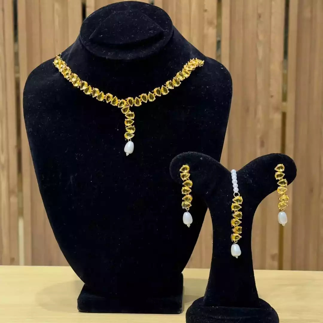Delicate necklace set with teeka