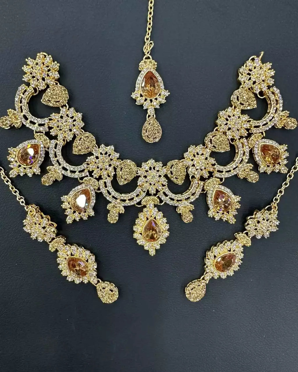 Zircon necklace set with teeka